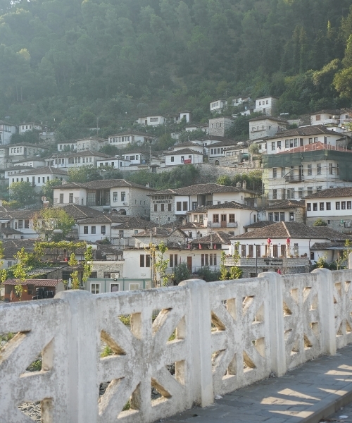Das UNESCO-Dorf Berat das du während deinem Roadtrip in Albanien besuchen kannst