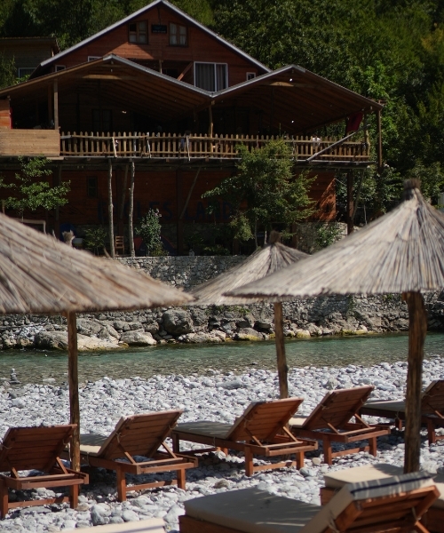 Klares eiskaltes Wasser im Shala River, den du mit einem Roadtrip durch Albanien besuchen kannst
