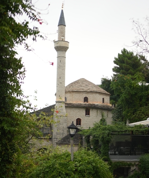 Besuche die Moschee in Gjirokaster mit einem Roadtrip durch Albanien